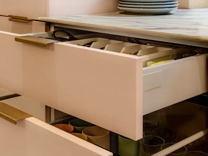 Tiroirs et rangements en cuisine