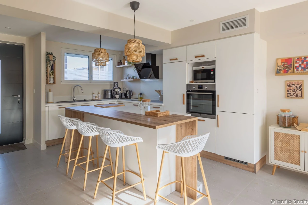 Cuisine équipée moderne avec îlot dans un logement locatif - pack Cuizineo