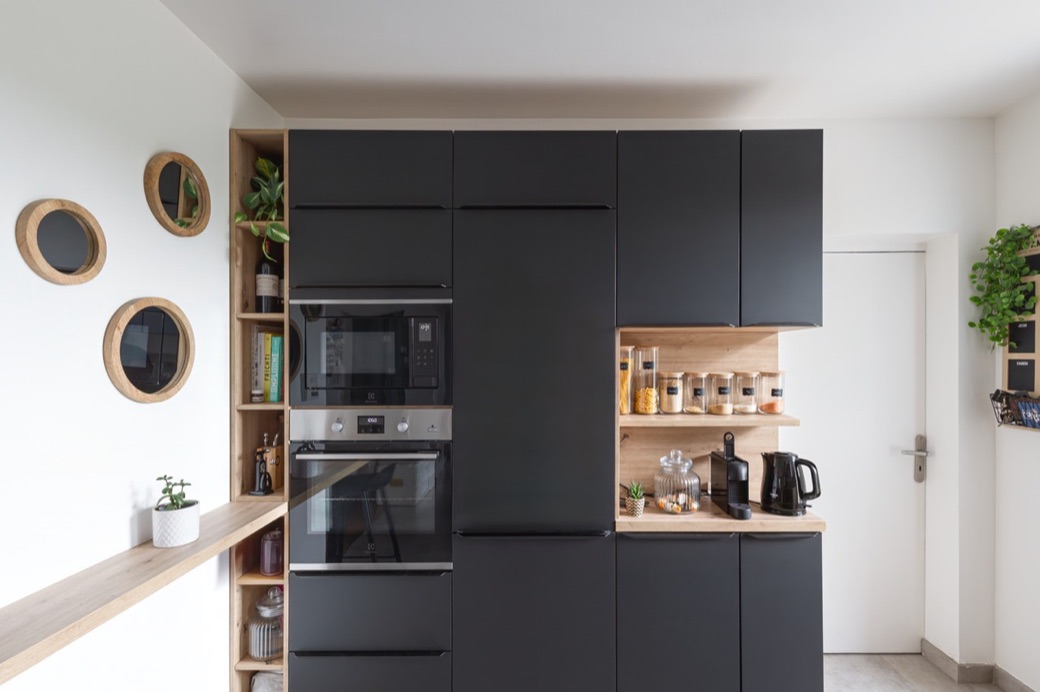 Mur de colonnes cuisine sur mesure - Cuizineo
