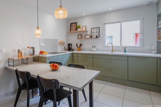 Cuisine volumineuse sur mesure mur de colonnes - Cuizineo