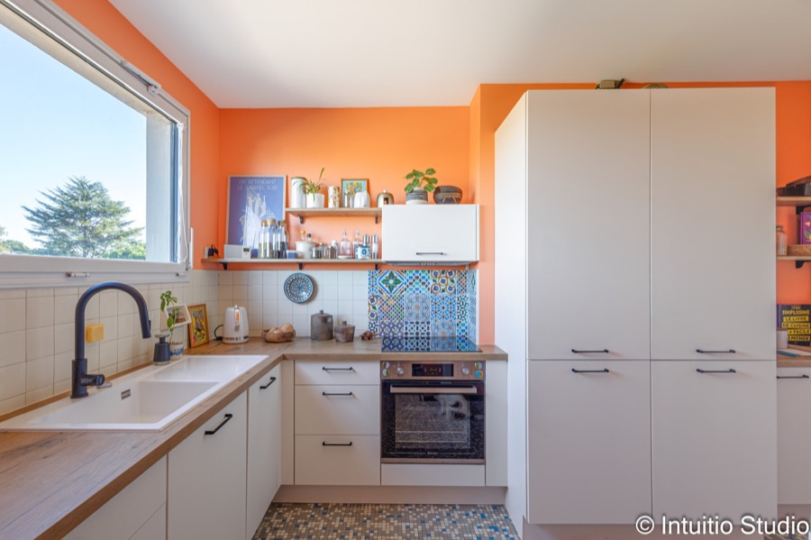 Cuisine beige murs colorés sur mesure — Cuizineo Gironde